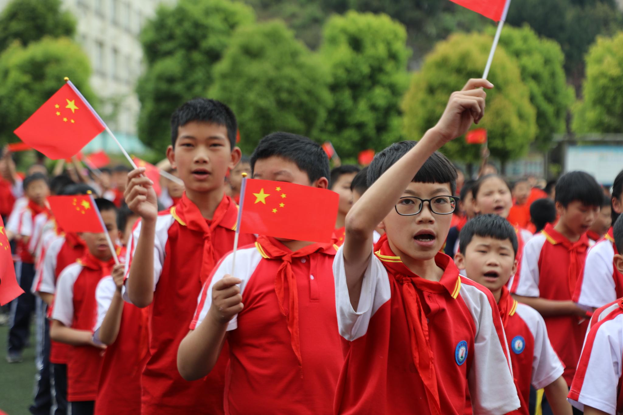 小学生庆祝建党100周年集体照,小学生庆祝建党100周年文艺活动
