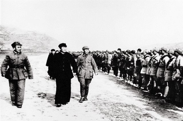 老红军嫌官小，扒开衣服让毛主席看伤疤，毛主席：我不识数