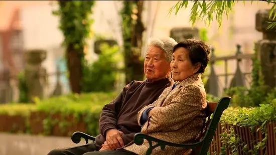 90岁夫妇恋爱日常，诠释了“与子偕老”：我忘了全世界，但记得你