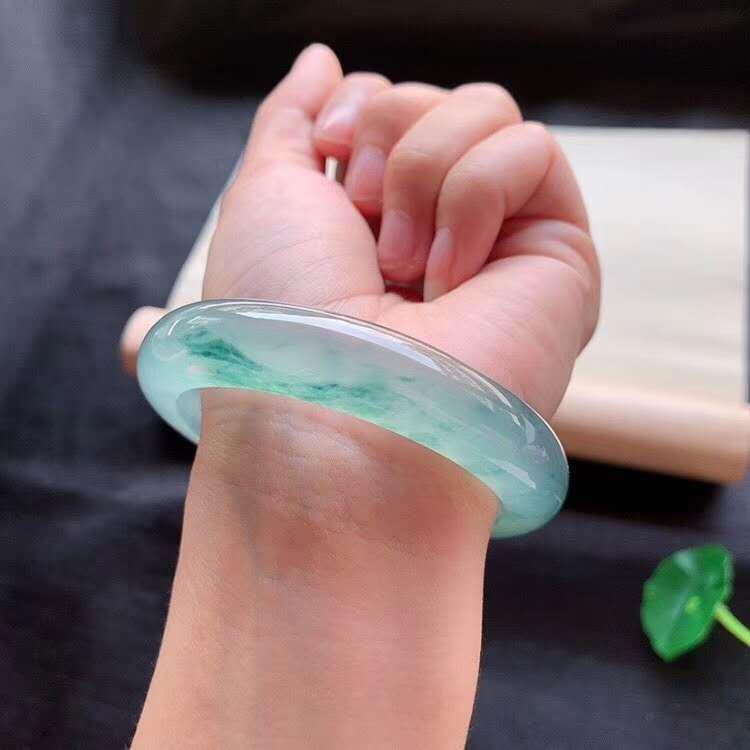 一万多偏青绿翡翠手镯,一万多买的翡翠手镯有条石纹