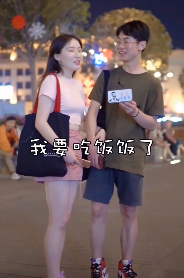 街上穿情侣装撒狗粮秀恩爱,街头情侣秀恩爱撒狗粮抖音