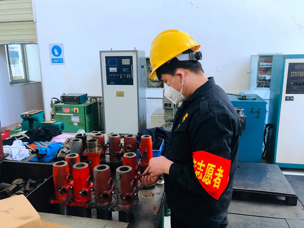 让党旗飘扬在抗疫工作的最前线,让团旗在一线飘扬