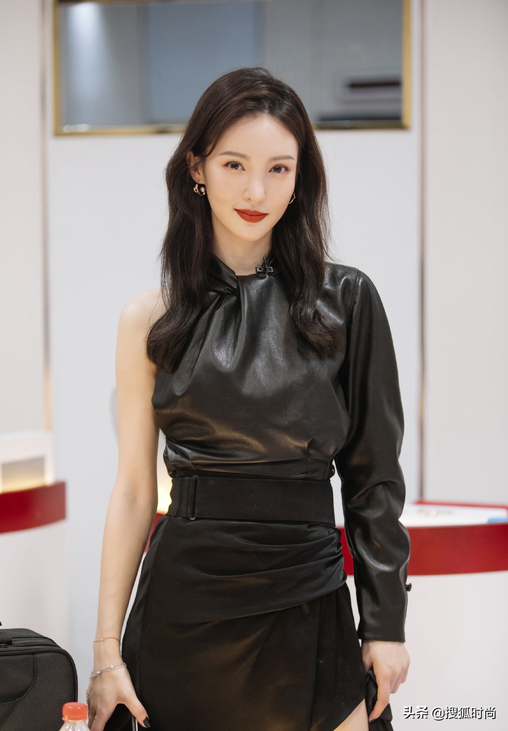 金晨红色吊带裙跳舞,金晨黑裙露背跳舞