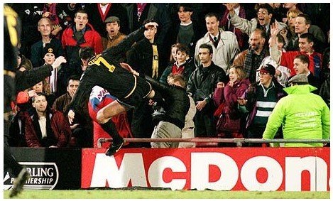 老照片曼联经典沃达丰球衣,老照片球场奔跑