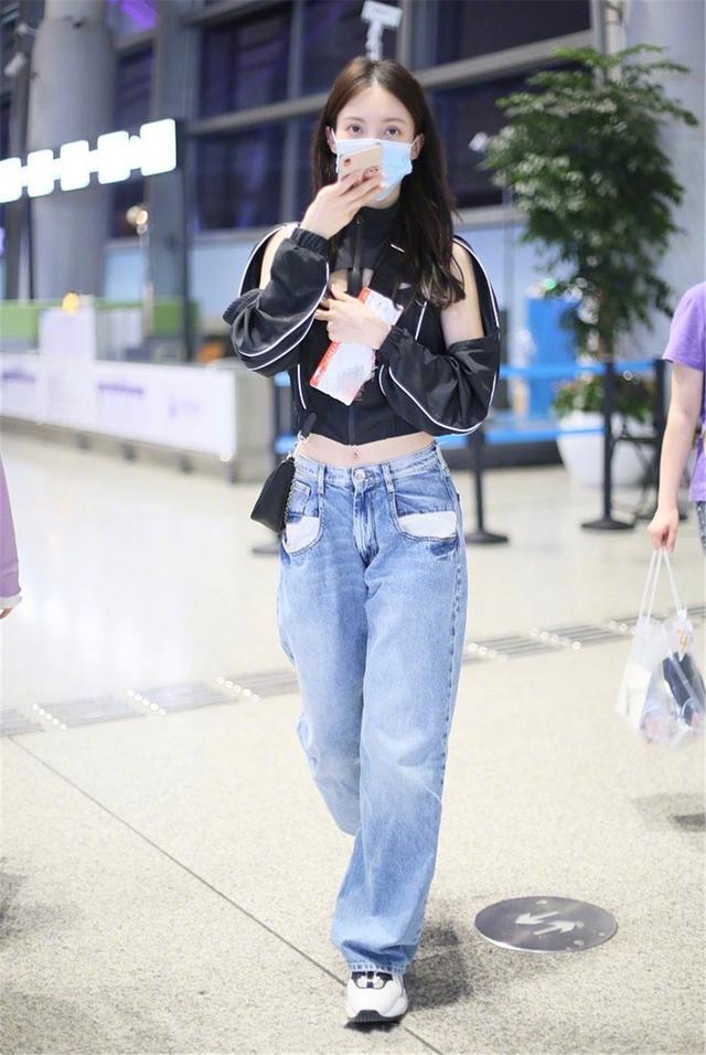 秋冬小个子五五分身材牛仔裤穿搭,时尚双背带牛仔裤显瘦又减龄