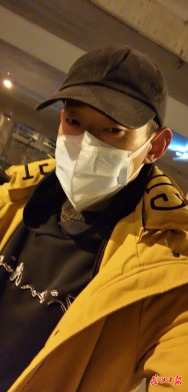 带着居民送的口罩、吃着大姐送的包子,外卖骑手面对业主“红包雨”流泪了