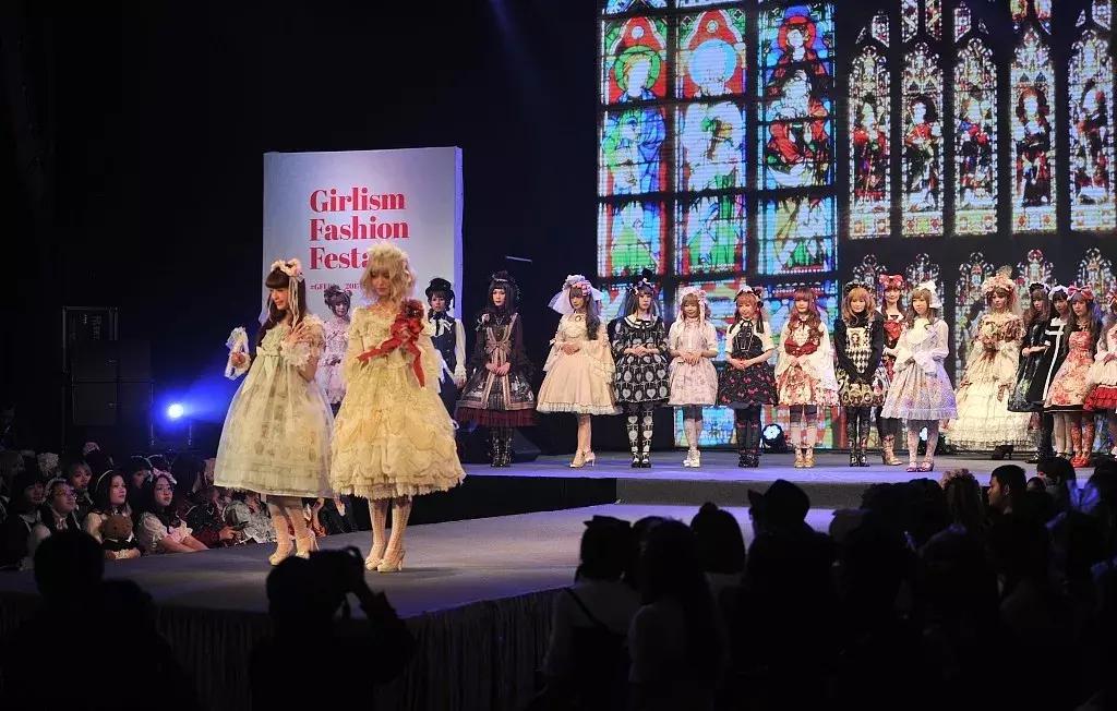 第一批00后女孩，已经不屑于穿AJ了