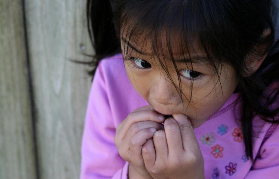 男孩子胆小几岁分房睡最好,孩子胆小不愿分房睡该强迫吗