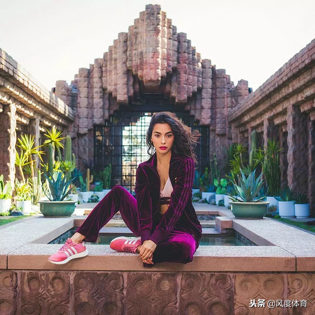 *窥偷**女神AdrianneHo的ins照片,我仿佛打开了新世界的大门……