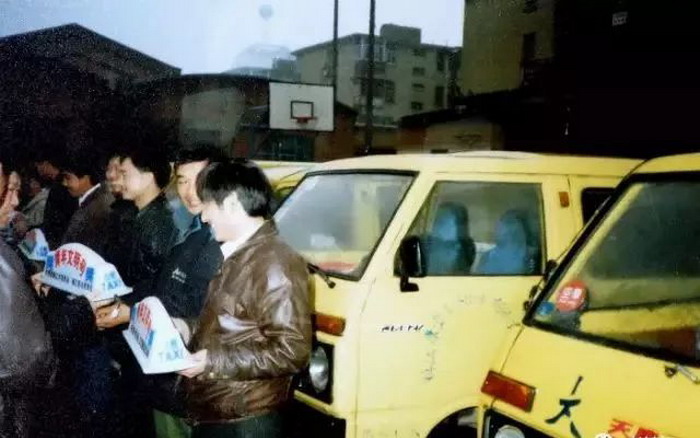 从“摩的”到“红夏利黄面的”，再到红蓝的富康，荆州出租车变迁