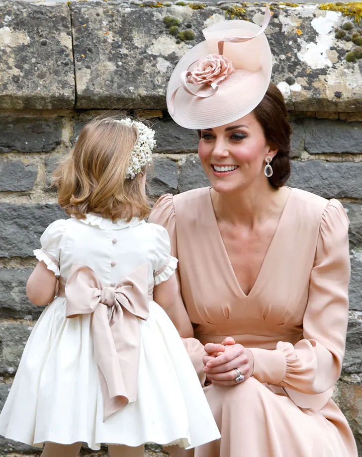 凯特王妃戴戴安娜王妃头饰,凯特王妃戴的是什么头饰