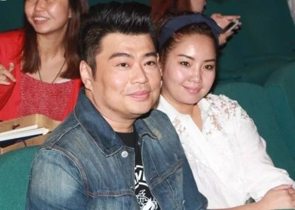 携眷出席庆祝母亲节！52岁前TVB笑匠与圈外女友相爱18年仍不结婚