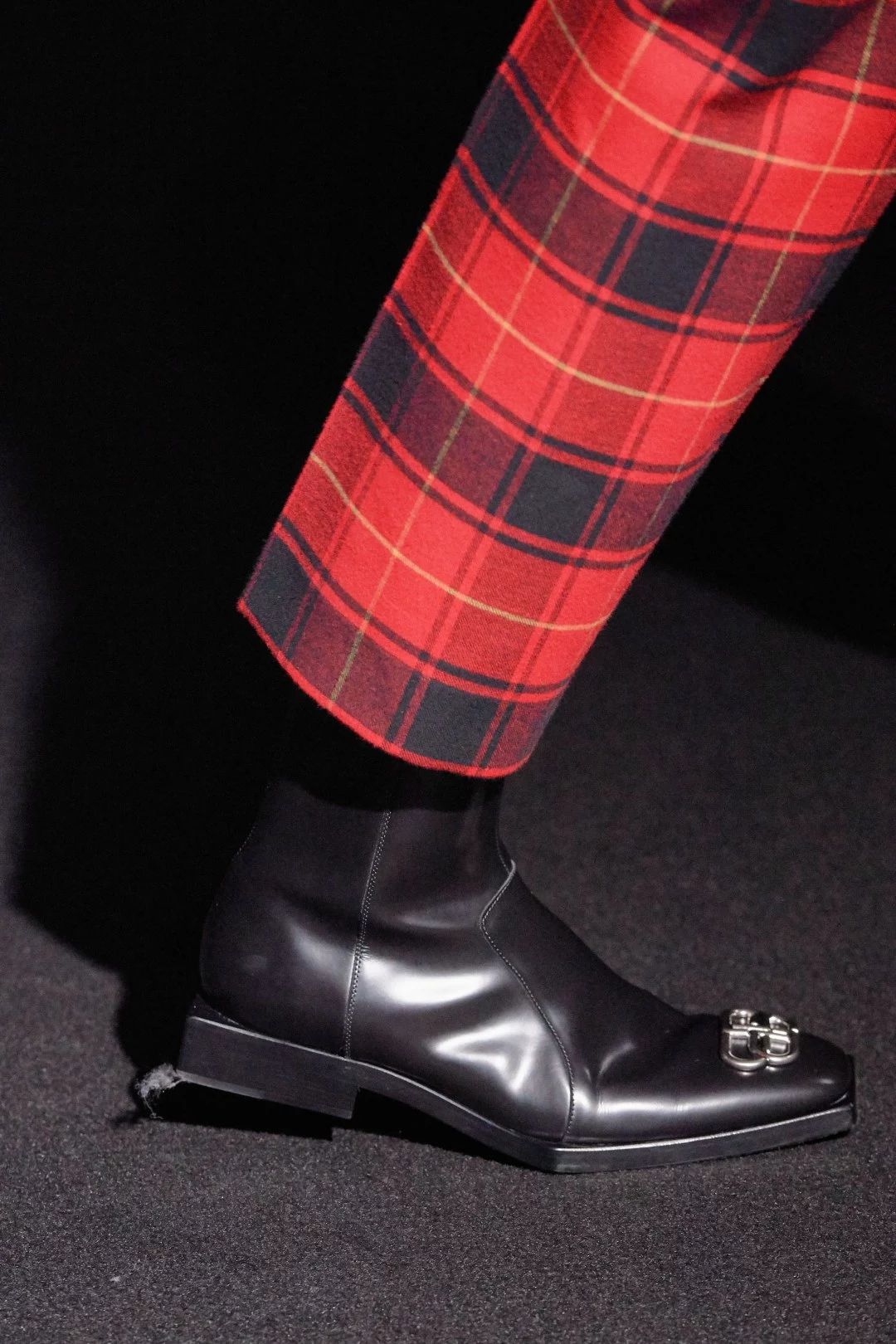 看见今年秋冬必入的第一双靴子，我方了……