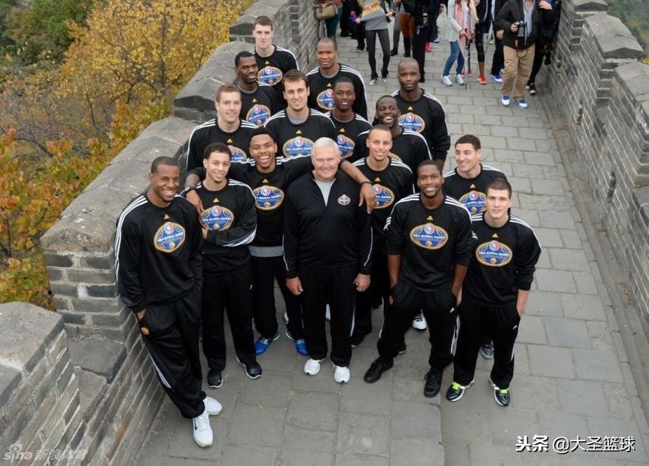 在万里长城面前NBA球星也秒变小粉丝邓肯穿CBA羽绒服爬长城