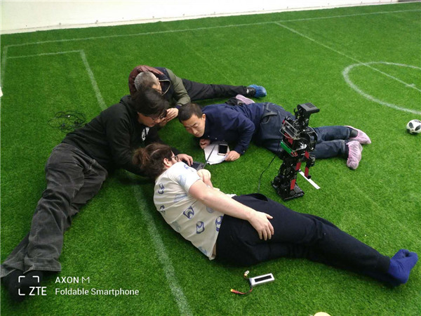 法国波尔多大学专家为我校类人足球机器人团队做技术指导