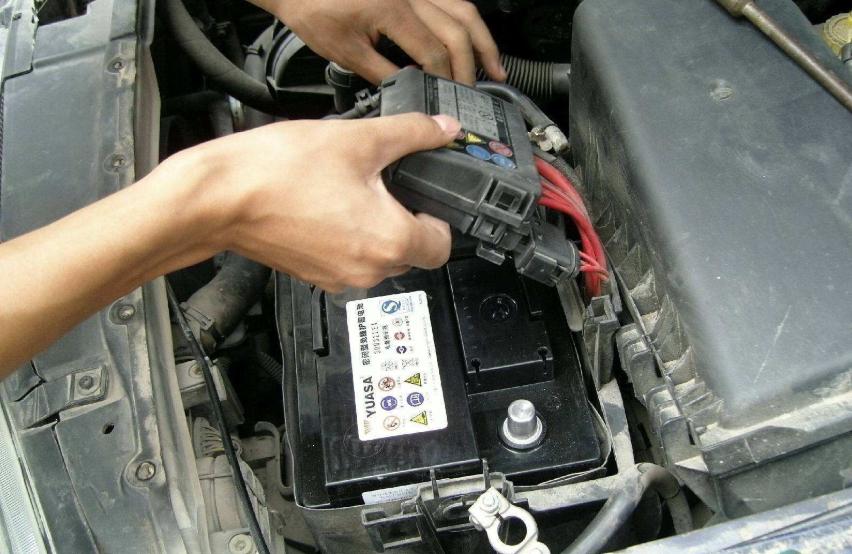 汽车行驶突然熄火电瓶没电,汽车电瓶停放后亏电原因