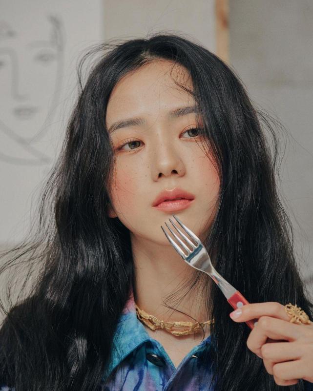 韩国最火女团金智妮朴彩英,韩国女团金智妮马甲线