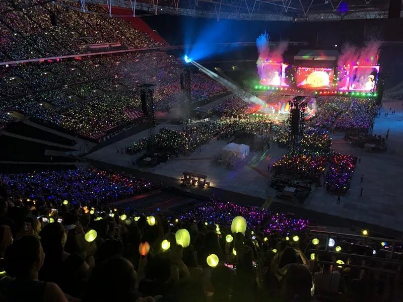 他们征服了这被世人铭记的传奇音乐圣殿，再次创造K-pop新历史