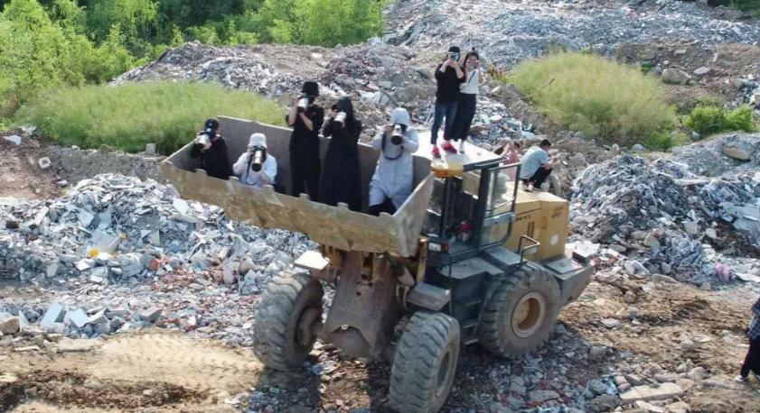 杨幂遭工作室曝光素颜照,杨幂被拍在横店