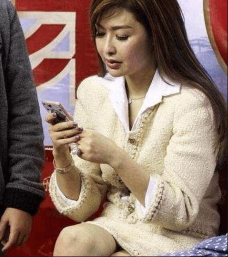 易建联背后的女人，不是足球宝贝妻子荆灵而是她，40岁仍似少女