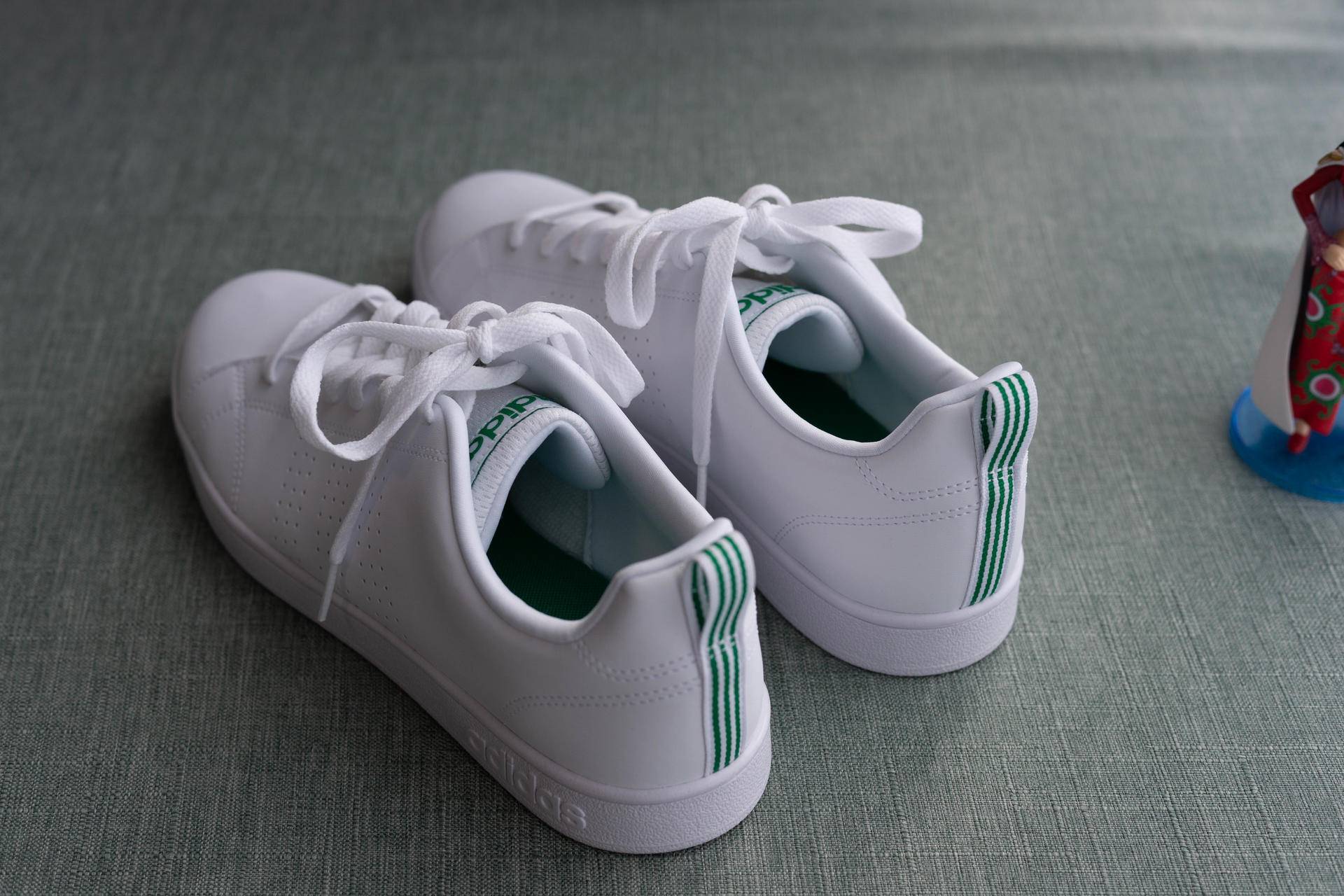 阿迪和耐克小白鞋哪个好,阿迪达斯和小白