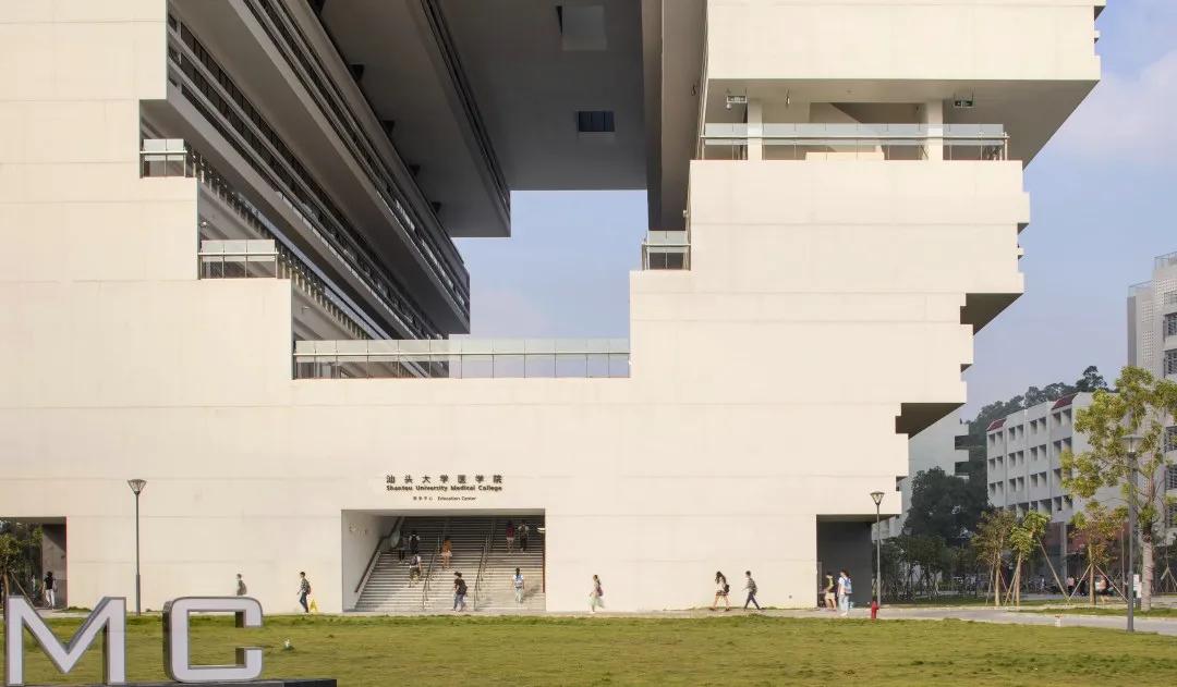 竖向堆叠的医疗之环：汕头大学新医学院