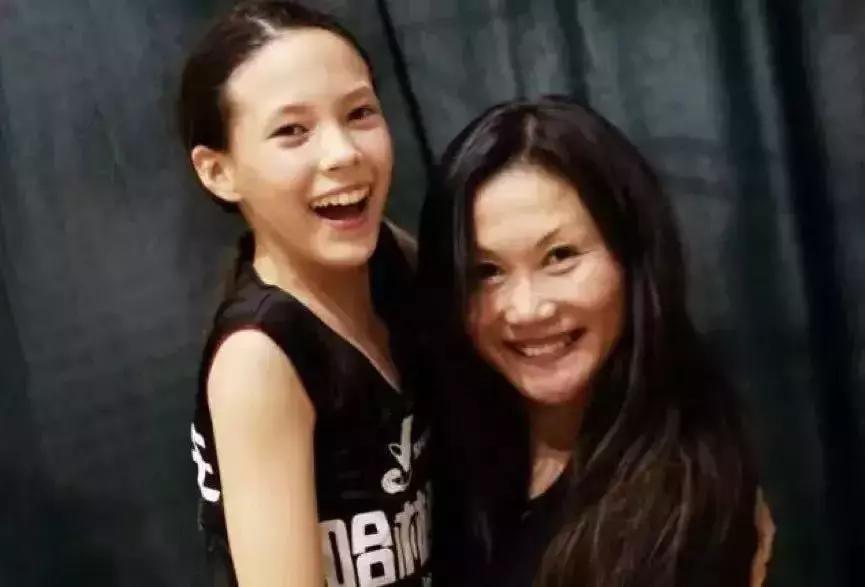 16岁混血少女为中国夺冠,15岁混血美籍女孩