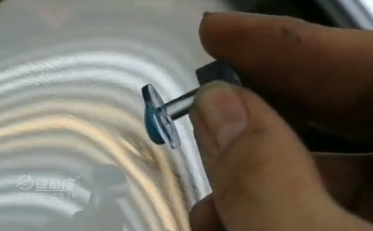 汽车a柱凹陷修复小窍门,运损车a柱有一个小坑