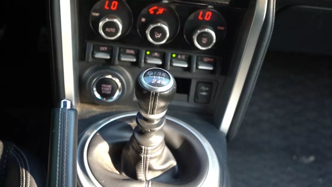 皮实耐用操控性好的手动挡车型,一万块钱的两厢车手动挡试驾感受