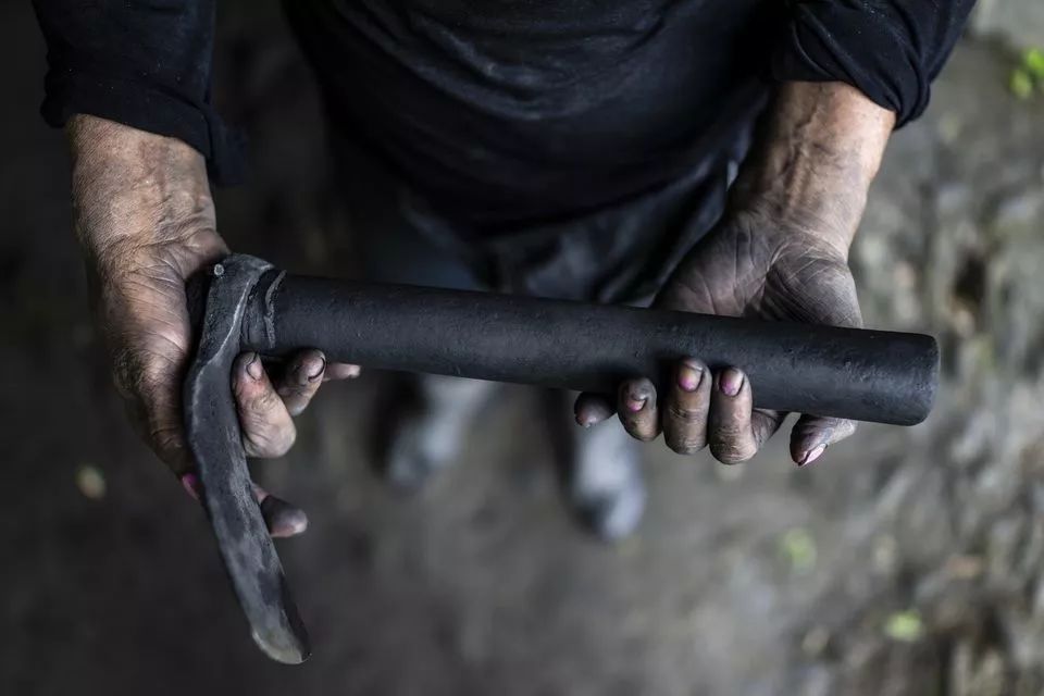 月薪2500，记录哥伦比亚祖母绿矿区女矿工的艰辛生活