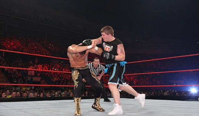 wwe比赛阿里,wwe拳王霍利菲尔德