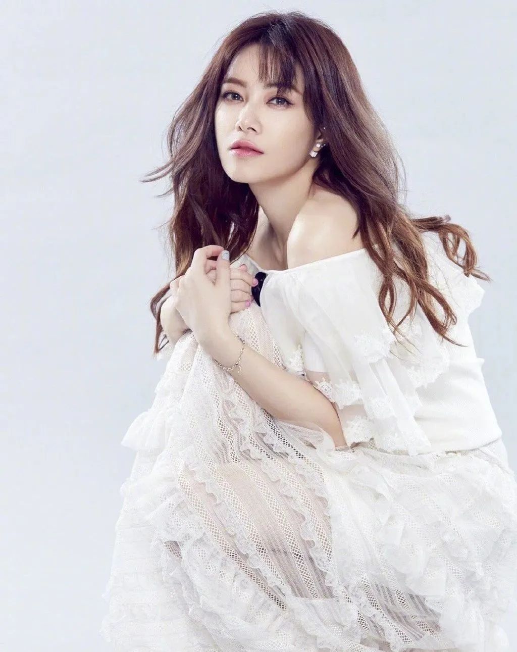 玉女歌手拒绝大佬*规则潜**背上巨额违约金！为还债走穴捞金无人识