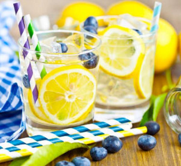 西餐厅的柠檬水是干嘛的 (西餐厅第一杯柠檬水是什么用的)