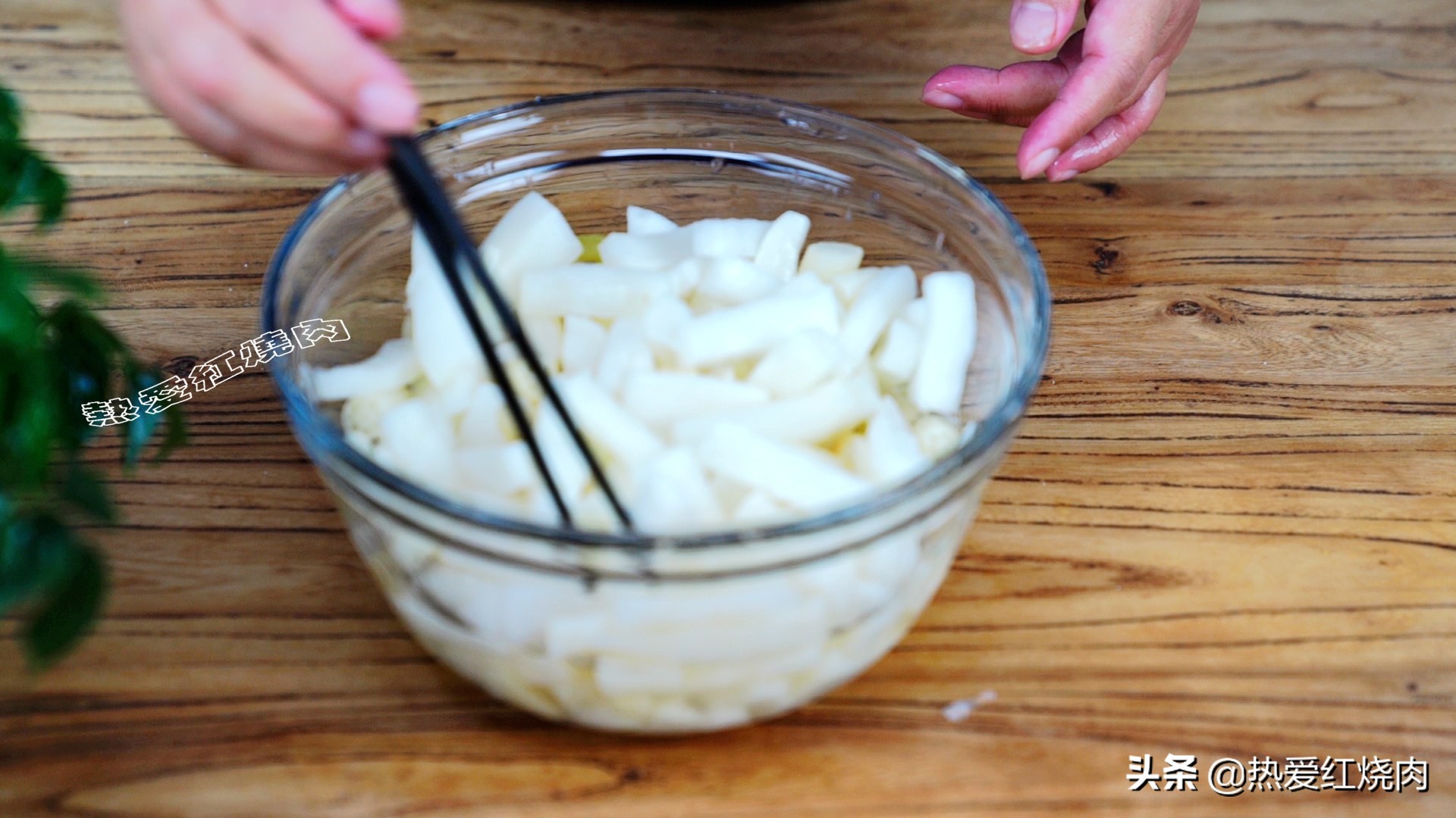 这小吃是湖北特产，加根白萝卜一起泡，又酸又辣还又脆，真好吃