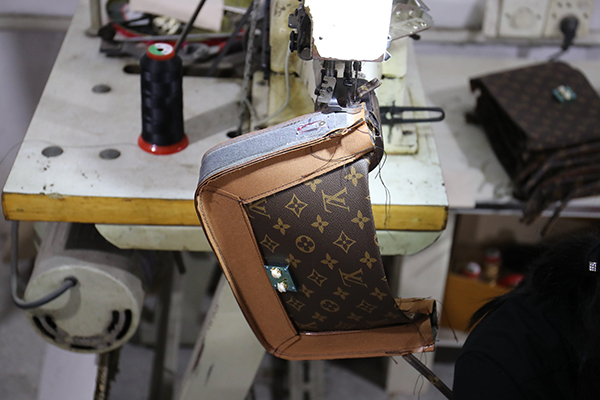 中国阿联酋联合破跨国制售假案：涉LV等名牌，案值近18亿元人民币