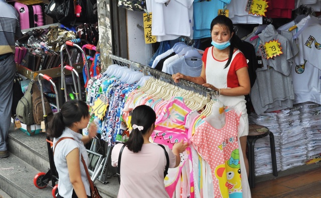 北京“大红门”将搬迁，低价甩货，前来淘宝的人络绎不绝