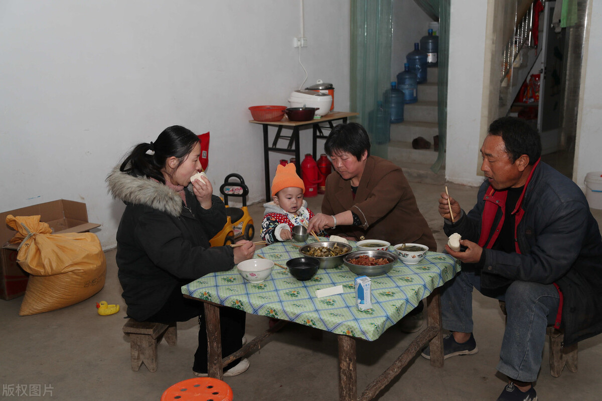 婆婆生日，弟媳送耳环我孝敬2万，婆婆嫌我给少，老公：爱要不要