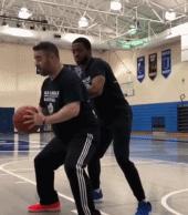 利用身体突破内线技巧,内线最简单最有效打法