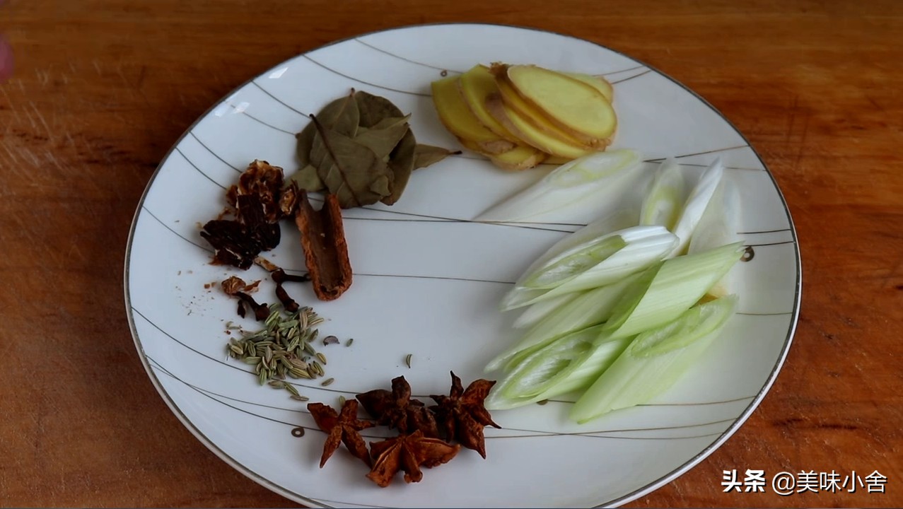 猪蹄这样做太好吃了，Q弹软烂入味，酱香十足，女人多吃对身体好