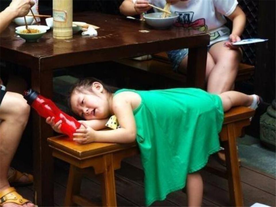 宝宝睡觉老是蹬腿踢被,为什么孩子老是用腿踢小被子