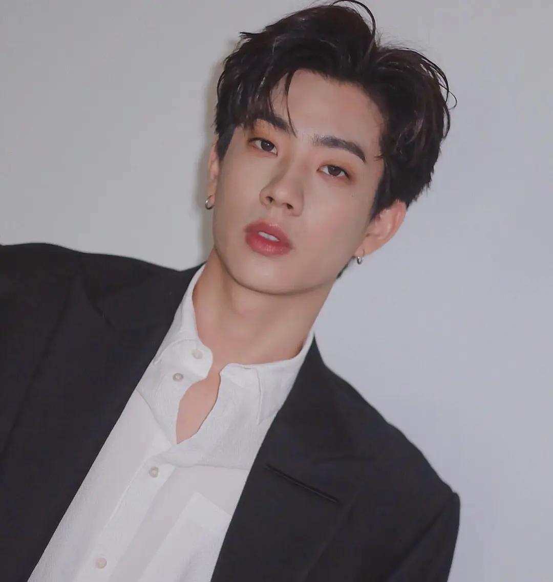 他泰韩系少年：关大爷洪34典型代表包包酷爱韩风穿搭