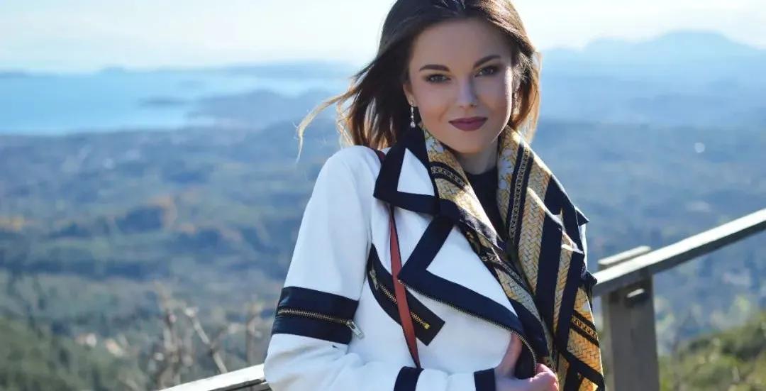 美女背lv包包视频,美女背lv老花小包包