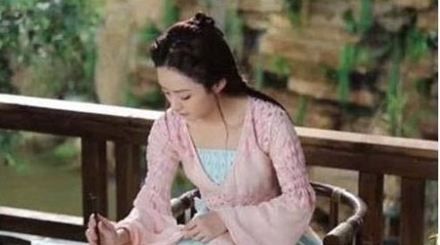 笔端诗韵已成行，翰墨沁心香