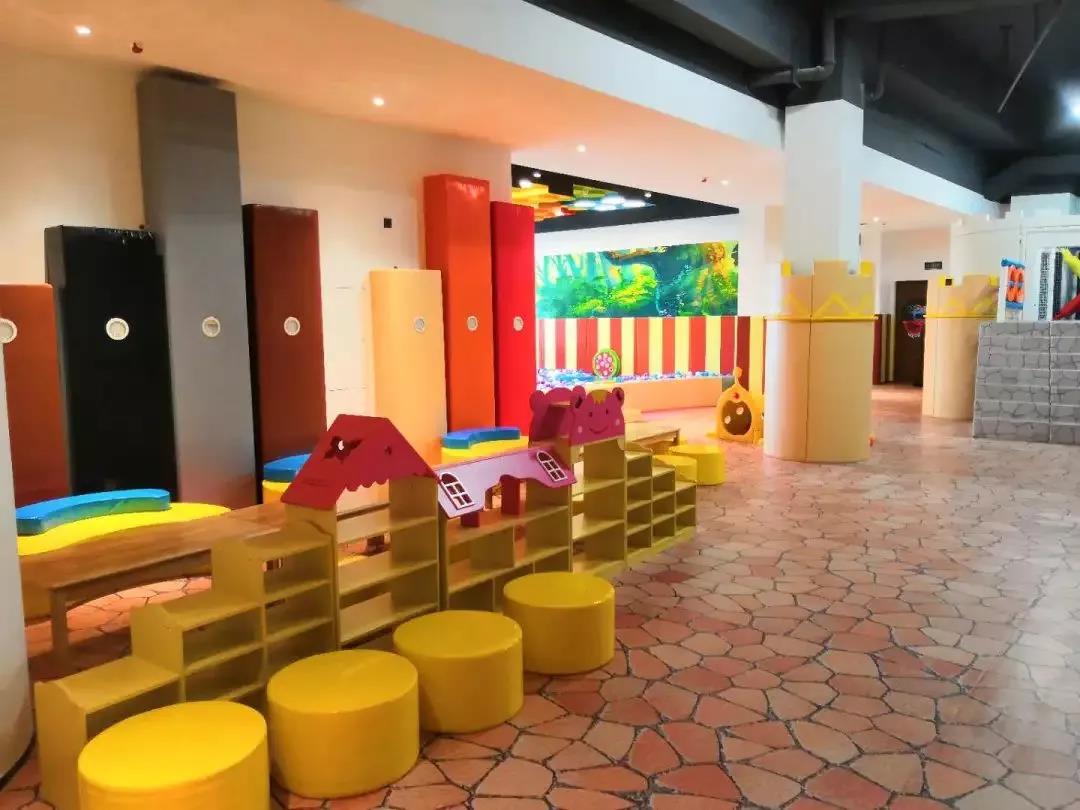 30平方米超大泳池,2000平无边泳池