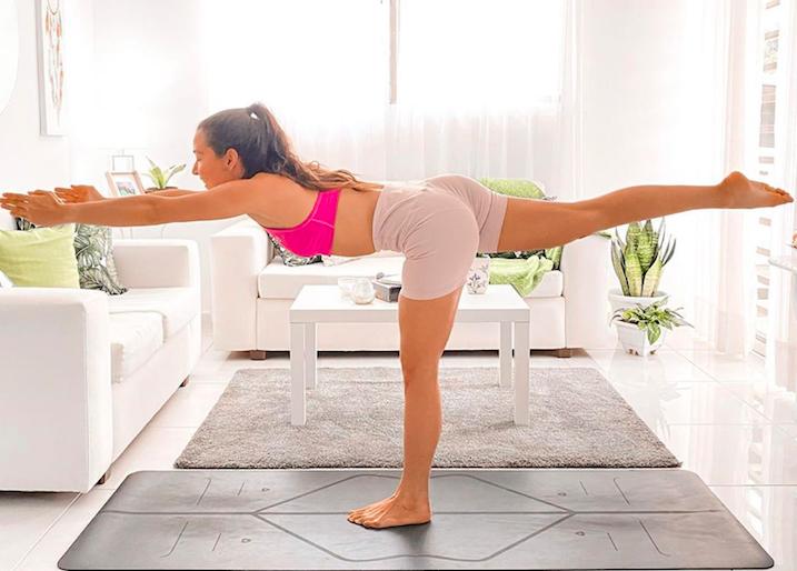 瑜伽半蝗虫式腿抬不起来怎样练,瑜伽体式站立单腿向上起不来