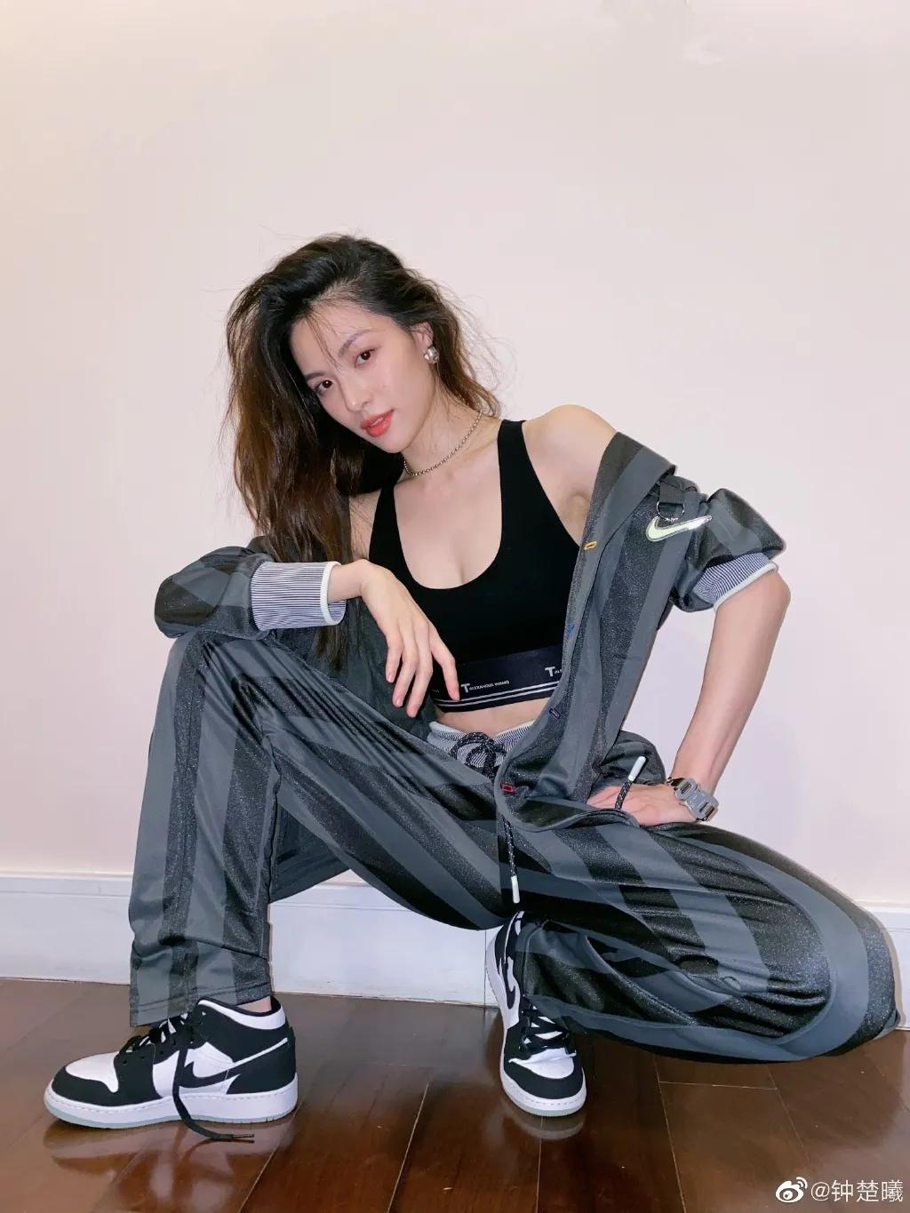 半个娱乐圈都在穿的潮鞋,半个娱乐圈都在穿什么套袖装