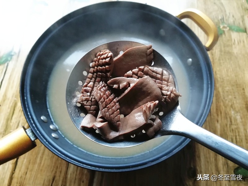 在家做猪腰，教你小窍门，不腥不骚又滑嫩，味道不输餐馆大厨