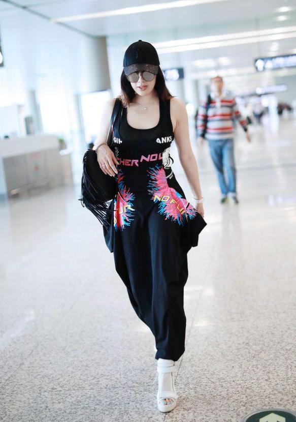 钟丽缇穿吊带外出超自信,钟丽缇穿黑色健美裤