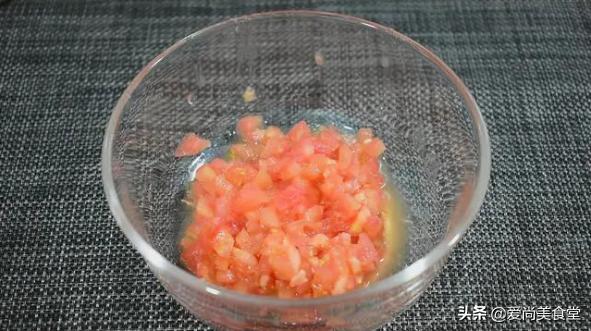 西红柿炒鸡蛋加上它味道更好吃,西红柿别再炒着吃了