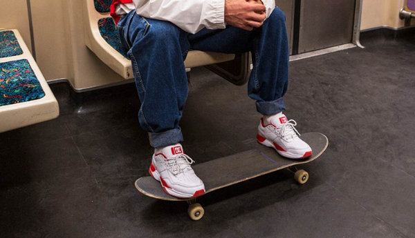 年轻人穿的潮牌鞋子品牌,年轻人都穿什么品牌的服装